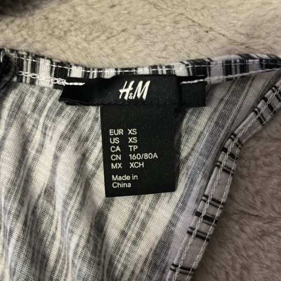 XS74 H&M sleeveless zip up blouse - Picture 9 of 10